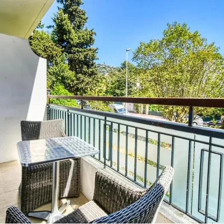 Superbe Lumineux Sur Avec Terrasse ! A Quelques Minutes De La Celebre Rue D'antibes ! *